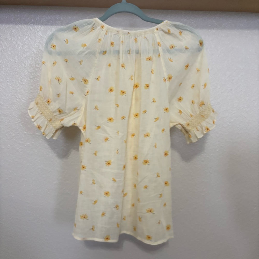 Madewell Smocked Button-Up Top in French Daisies (Marguerite Antique Cream Color - Picture 5 of 8